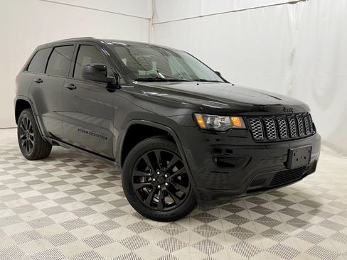 Used 2018 Jeep Grand Cherokee Altitude image 2
