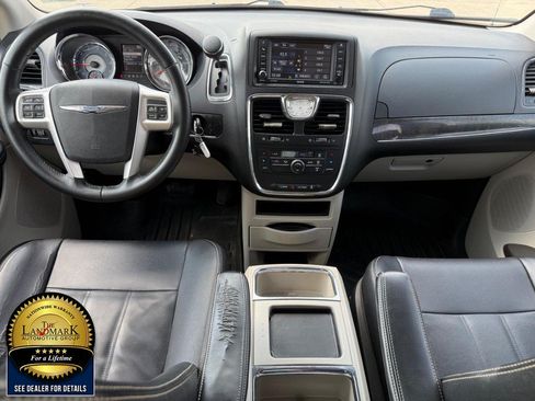 Used 2015 Chrysler Town & Country Touring FWD image 17