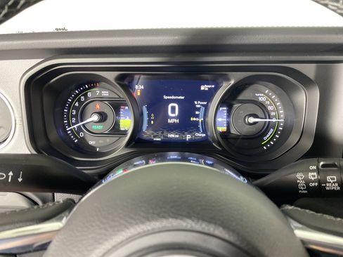 Used 2025 Jeep Wrangler Unlimited Sahara AWD/4WD image 21