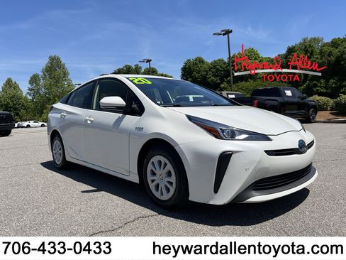 Used 2020 Toyota Prius LE image 1