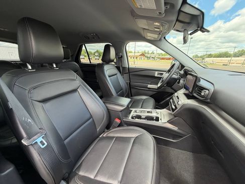 Used 2022 Ford Explorer XLT w/ Equipment Group 202A AWD/4WD image 8