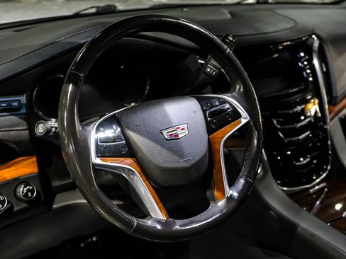 Used 2019 Cadillac Escalade ESV Luxury AWD/4WD image 14
