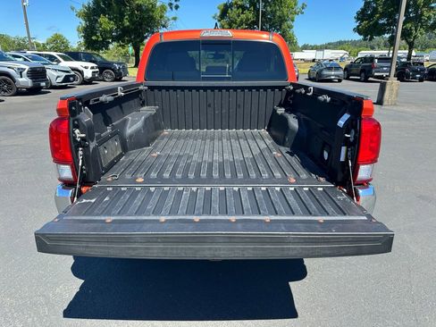 Used 2017 Toyota Tacoma TRD Off-Road w/ Tow Package (A/T) AWD/4WD image 11