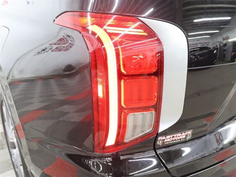 Used 2022 Hyundai Palisade Limited w/ Cargo Package AWD/4WD image 9