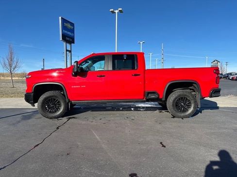 Used 2024 Chevrolet Silverado 2500 ZR2 w/ Technology Package image 6