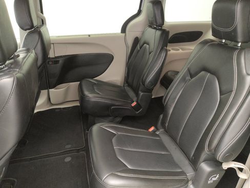 Used 2023 Chrysler Pacifica Touring-L FWD image 18