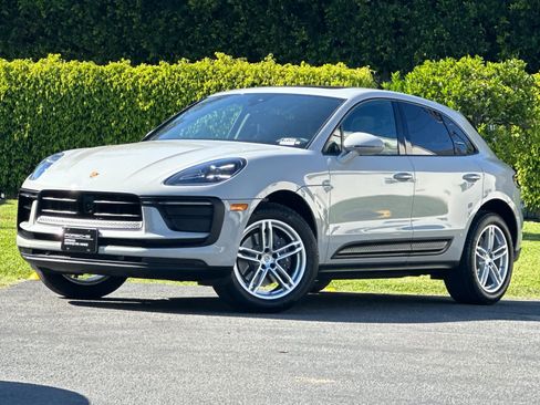 Certified 2025 Porsche Macan AWD/4WD image 1