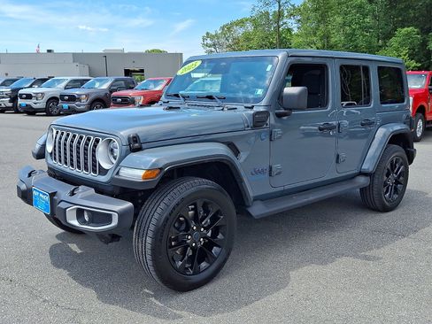 Used 2025 Jeep Wrangler Unlimited Sahara AWD/4WD image 3