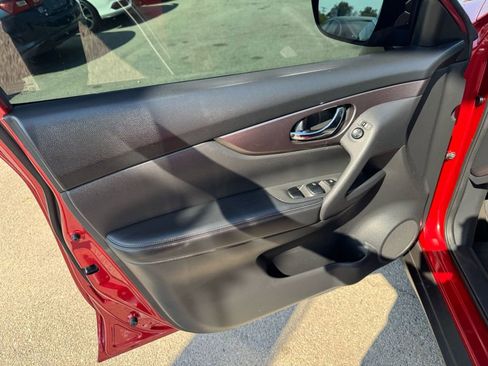 Used 2016 Nissan Rogue SV image 12