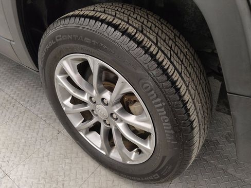 Used 2020 Jeep Cherokee Latitude Plus image 31