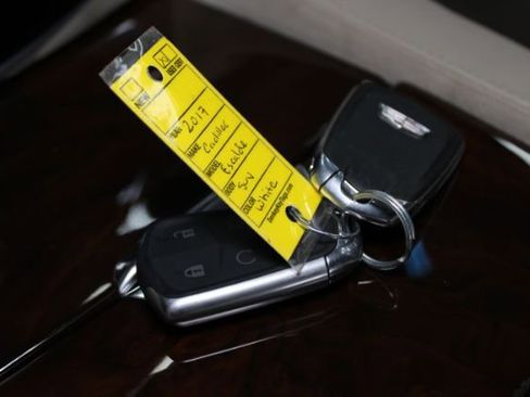 Used 2017 Cadillac Escalade Luxury image 18