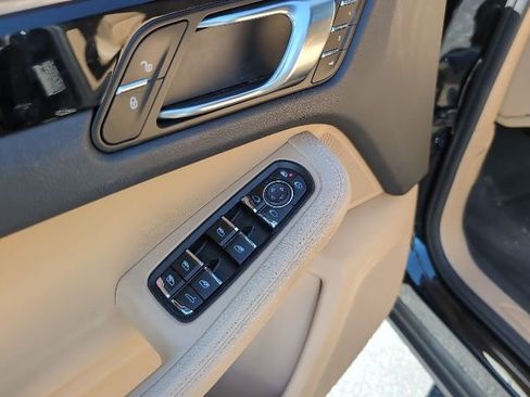 Used 2018 Porsche Macan image 24