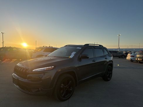 Used 2018 Jeep Cherokee Latitude w/ Altitude Package image 8
