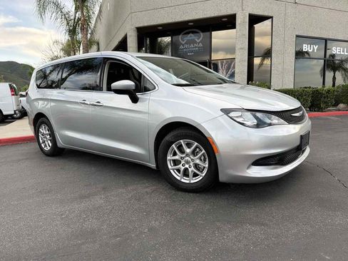 Used 2022 Chrysler Voyager LX FWD image 14