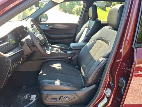 New 2025 Jeep Grand Cherokee Altitude image 7