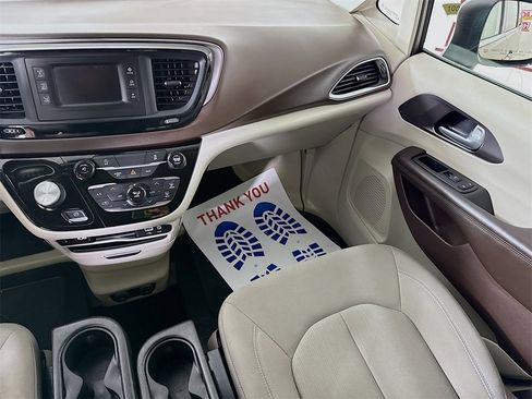 Used 2017 Chrysler Pacifica Touring Plus image 25