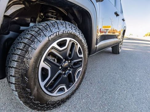 Used 2017 Jeep Renegade Trailhawk image 9