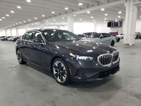 Used 2024 BMW 530i image 2