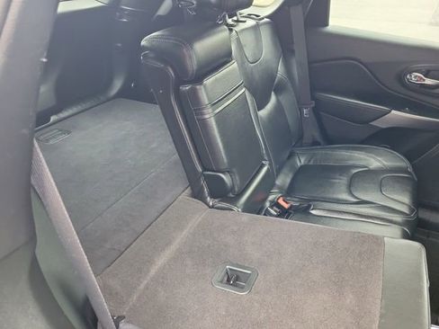 Used 2019 Jeep Cherokee Latitude w/ Popular Appearance Group AWD/4WD image 17