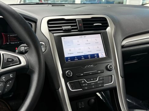 Used 2019 Ford Fusion SE FWD image 33