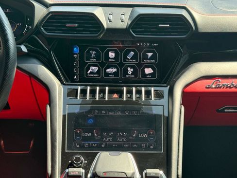 Used 2021 Lamborghini Urus AWD/4WD image 32