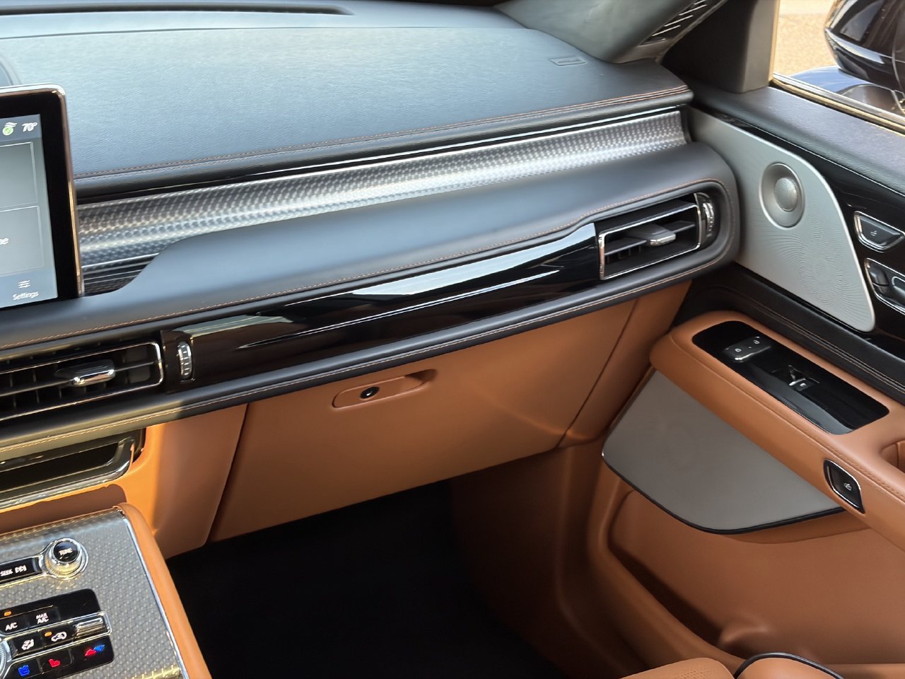 Certified 2023 Lincoln Aviator Black Label w/ Class IV Trailer Tow Package AWD/4WD image 18