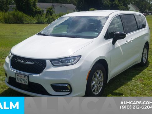 Used 2024 Chrysler Pacifica Touring-L FWD image 22