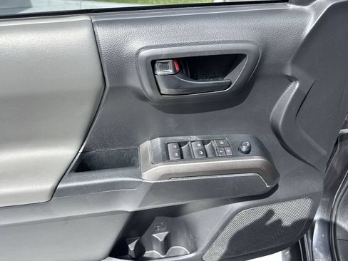 Used 2022 Toyota Tacoma SR5 RWD image 39