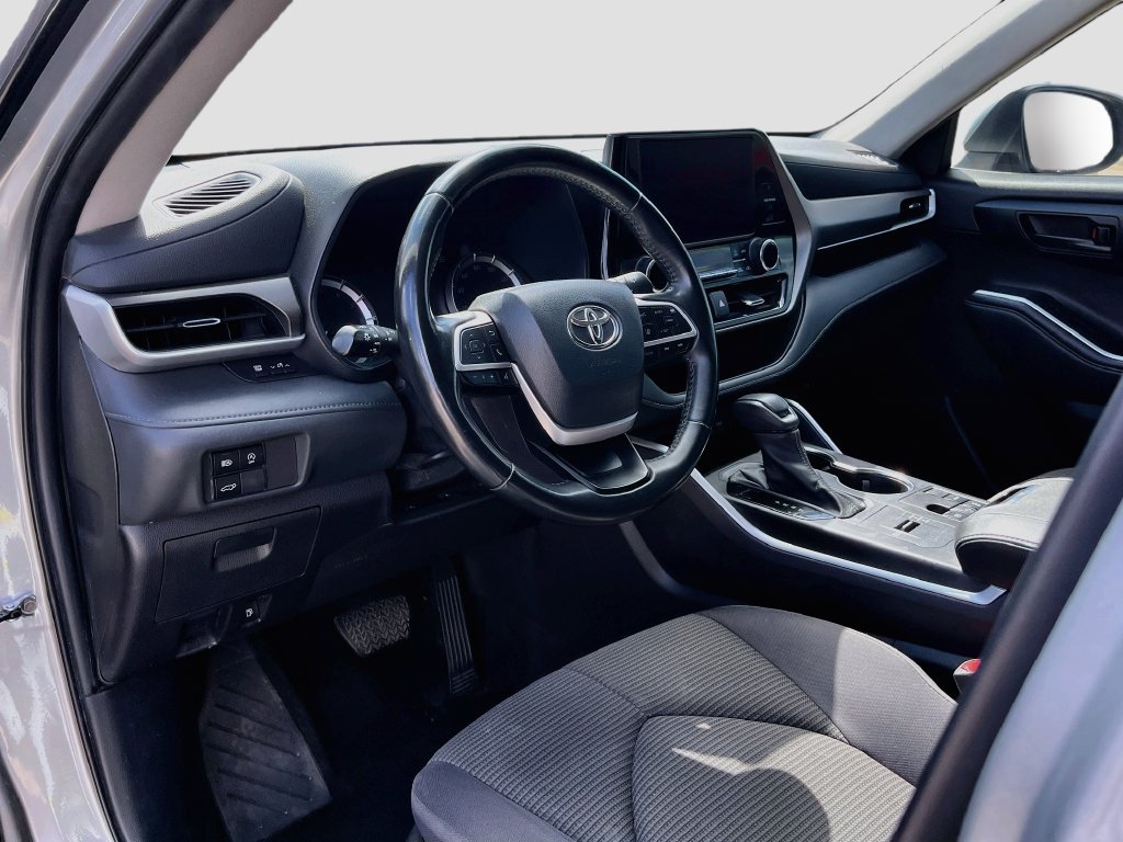 Used 2023 Toyota Highlander LE FWD image 9
