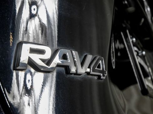 Used 2021 Toyota RAV4 LE FWD image 41