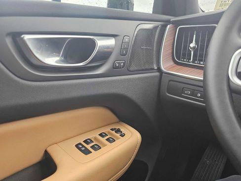 Certified 2025 Volvo XC60 T8 Ultra w/ Protection Package Premier AWD/4WD image 32