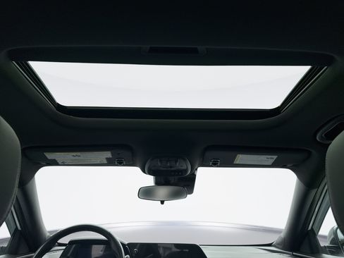Used 2025 Chevrolet Trax RS w/ Sunroof Package FWD image 18