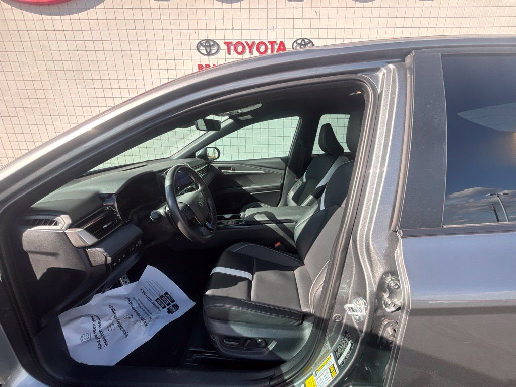 Used 2025 Toyota Camry SE w/ Convenience Package FWD image 3