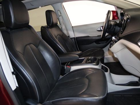 Used 2018 Chrysler Pacifica Limited FWD image 55