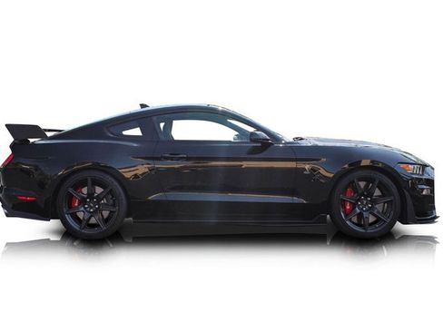 Used 2022 Ford Mustang Shelby GT500 w/ Carbon Fiber Track Pack image 2