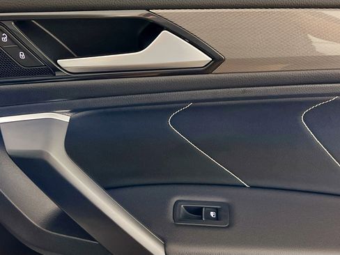 Used 2023 Volkswagen Tiguan SE image 32