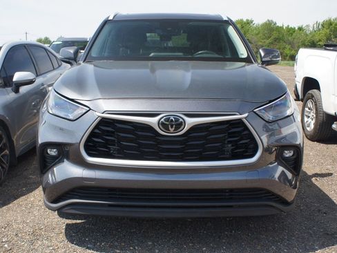 Used 2024 Toyota Highlander XLE image 2