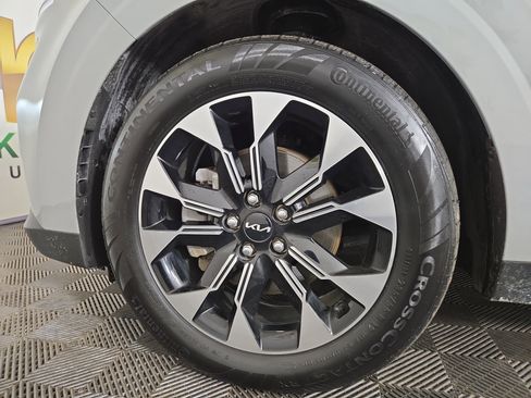 Used 2024 Kia Carnival EX image 36