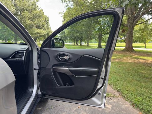 Used 2019 Jeep Cherokee Latitude Plus AWD/4WD image 28