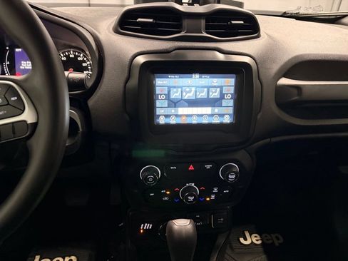 Used 2018 Jeep Renegade Latitude AWD/4WD image 12