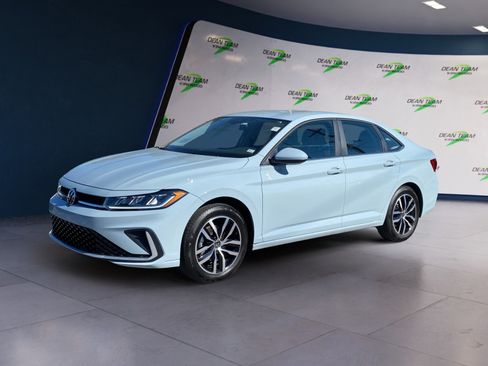 Used 2025 Volkswagen Jetta SE FWD image 3