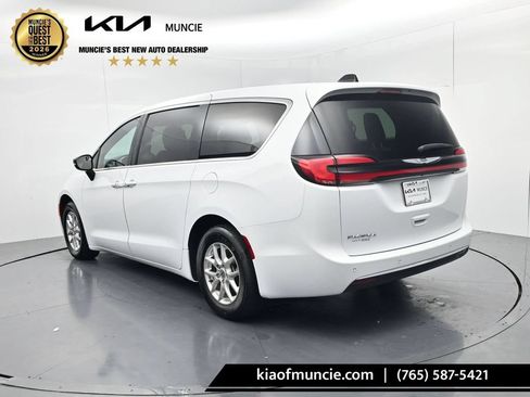 Used 2025 Chrysler Pacifica Select FWD image 6