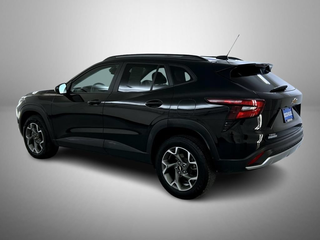 Used 2025 Chevrolet Trax LT FWD image 7