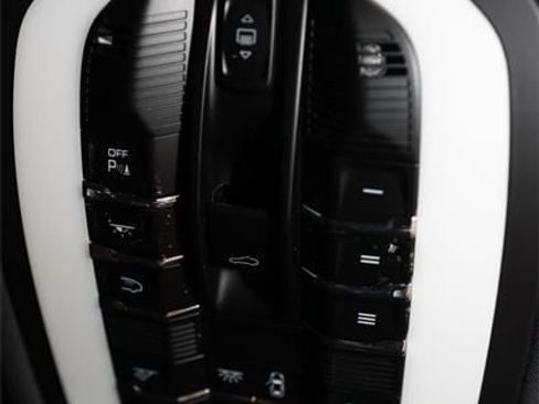 Used 2023 Porsche Macan w/ Premium Package Plus image 32