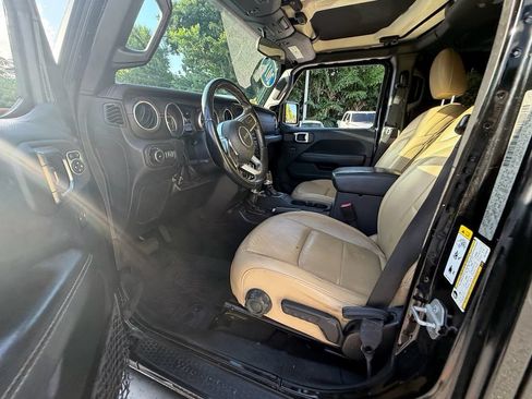Used 2018 Jeep Wrangler Unlimited Sahara AWD/4WD image 10