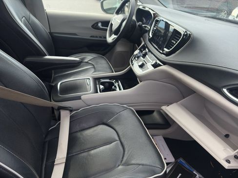 Used 2023 Chrysler Pacifica Limited image 22