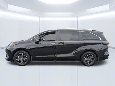 Used 2025 Toyota Sienna Platinum AWD/4WD image 7