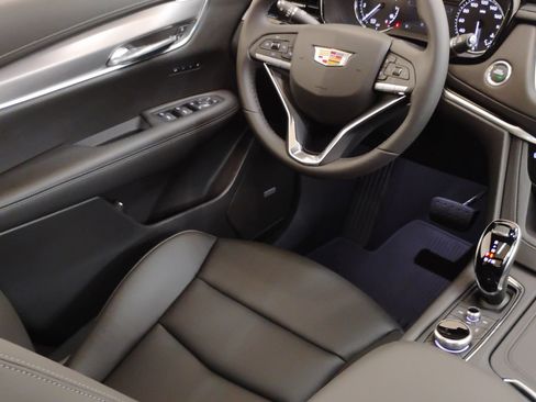 New 2025 Cadillac XT6 Luxury image 4