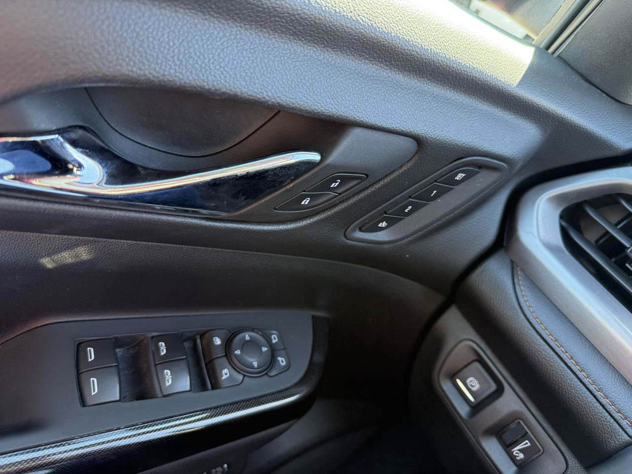 Used 2023 GMC Acadia AT4 w/ Preferred Package AWD/4WD image 12