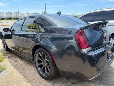 Used 2018 Chrysler 300 S w/ 300S Premium Group RWD image 5